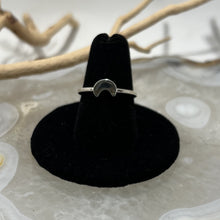 Load image into Gallery viewer, Labradorite Moon Ring